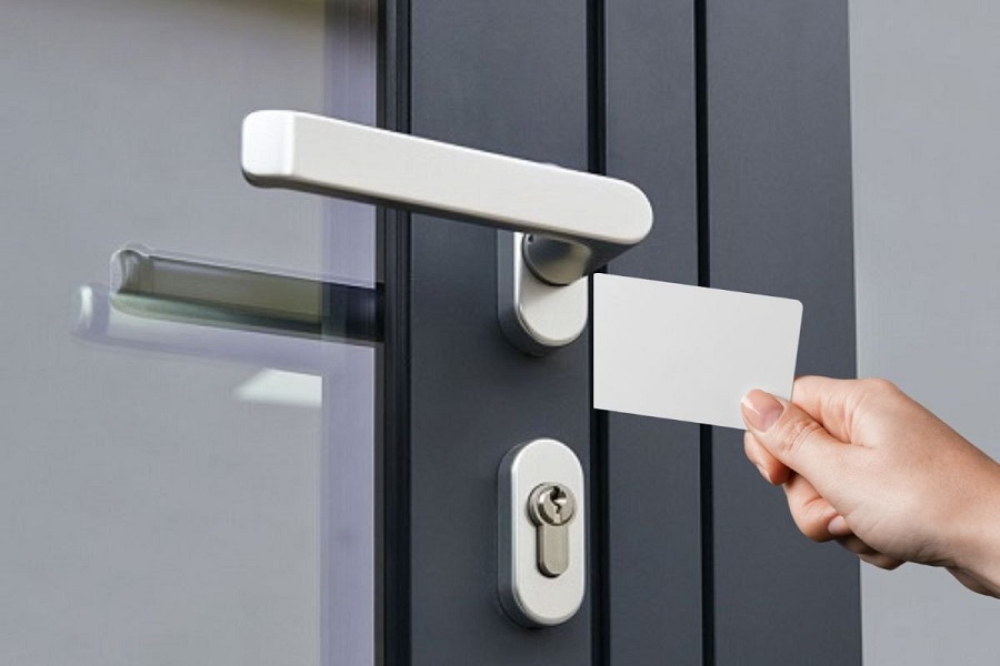 Sử dụng thẻ cứng như ATM để mở khóa